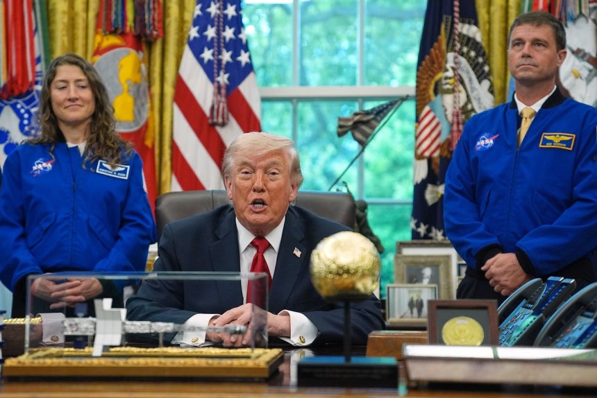 トランプ米大統領が29日、アルテミス2号の宇宙飛行士を招いた席でUFO関連資料を公開する意向を改めて明らかにした。［写真 AP＝聯合ニュース］