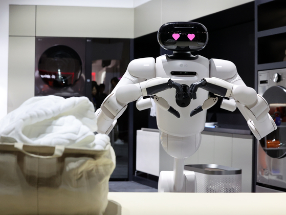 1月に米ラスベガスで開かれたCES2026でLGエレクトロニクスのAIホームロボット「クロイド」が手でハートを作っている。［写真 ニュース1］