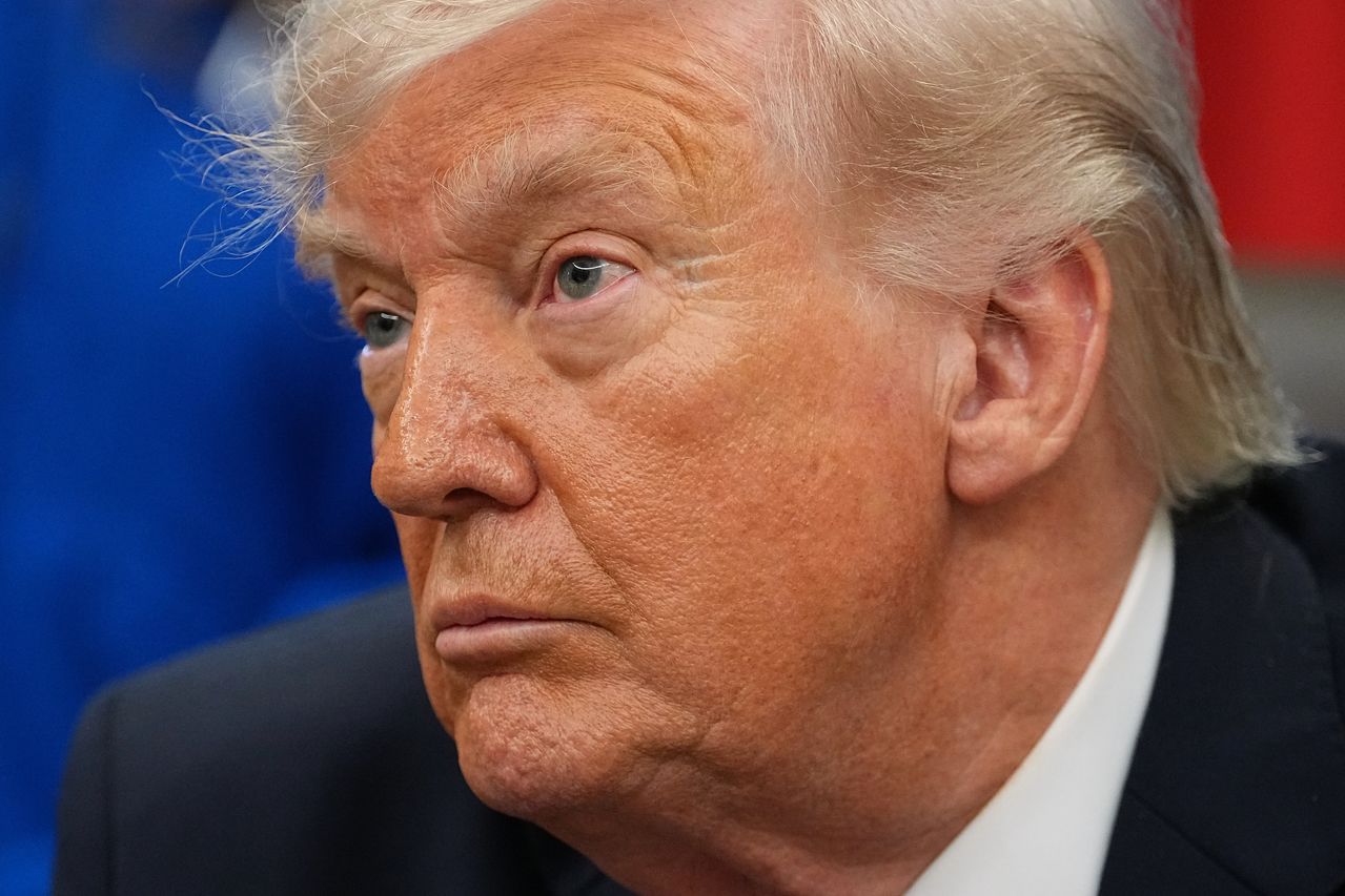 ドナルド・トランプ米大統領が29日（現地時間）、アルテミス2号の乗組員らをホワイトハウスに招いた席で、説明に耳を傾けている。［AP＝聯合ニュース］