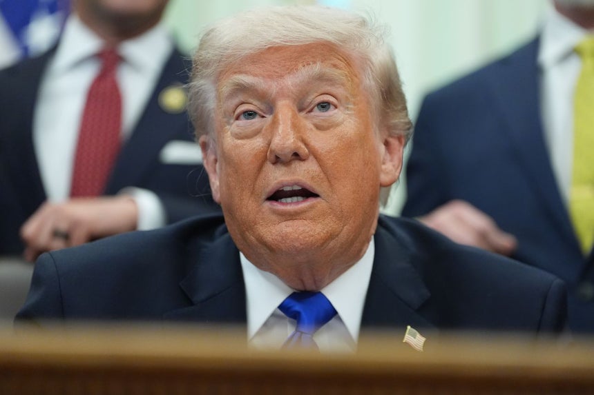 4月30日（現地時間）、米国ワシントンD．C．のホワイトハウス執務室で退職貯蓄関連の行政命令に署名し、取材陣と言葉をかわしているドナルド・トランプ米国大統領。AP＝聯合ニュース
