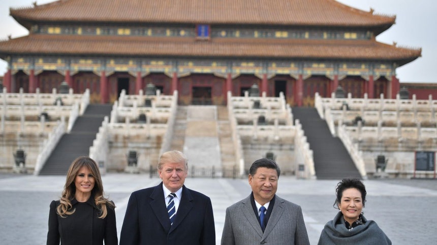 2017年11月8日、ドナルド・トランプ米国大統領夫妻と習近平中国国家主席夫妻が北京・紫禁城の太和殿前の広場でポーズをとっている。トランプ大統領は今月14～15日に北京を訪問する予定だ。AFP＝聯合ニュース
