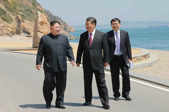 朝米首脳会談を1カ月後に控えていた2018年5月8日、中国を訪問した北朝鮮の金正恩（キム・ジョンウン）国務委員長が大連・棒棰島のビーチで習近平国家主席と並んで散策しながら言葉をかわしている。新華＝聯合ニュース