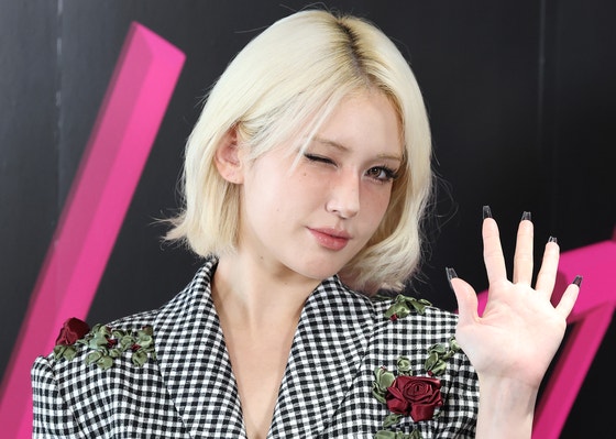 歌手チョン・ソミが昨年8月11日午後、ソウル城東区（ソンドング）のファクトリアル聖水（ソンス）で開かれた2枚目のEPアルバム『Chaotic ＆ Confussed』発売記念ポップアップストアで行われたフォトコールでポーズを取っている。［ニュース1］