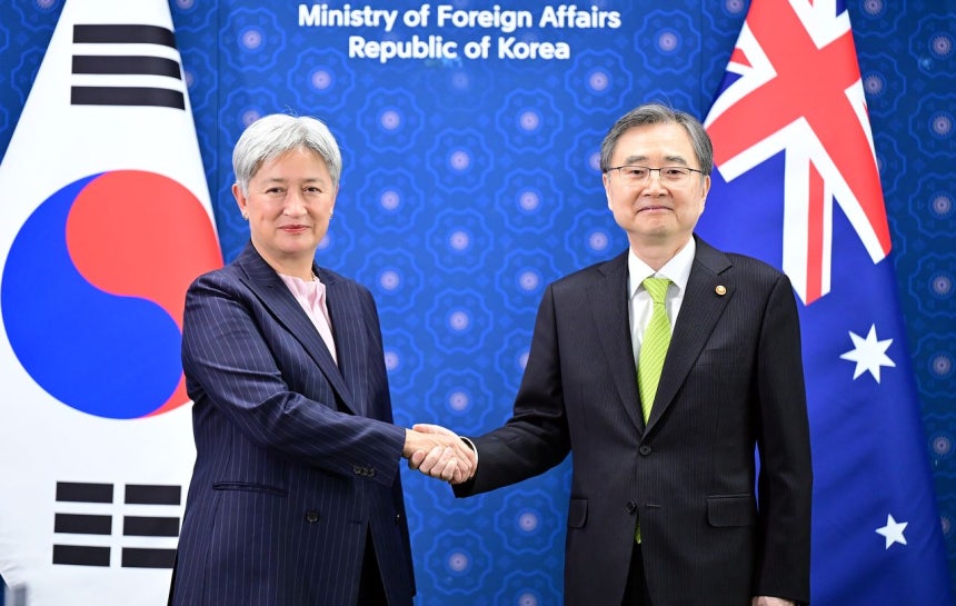 30日午後、政府ソウル庁舎外交部で記念撮影をする趙顕（チョ・ヒョン）外交部長官とペニー・ウォン豪外相［写真 外交部］