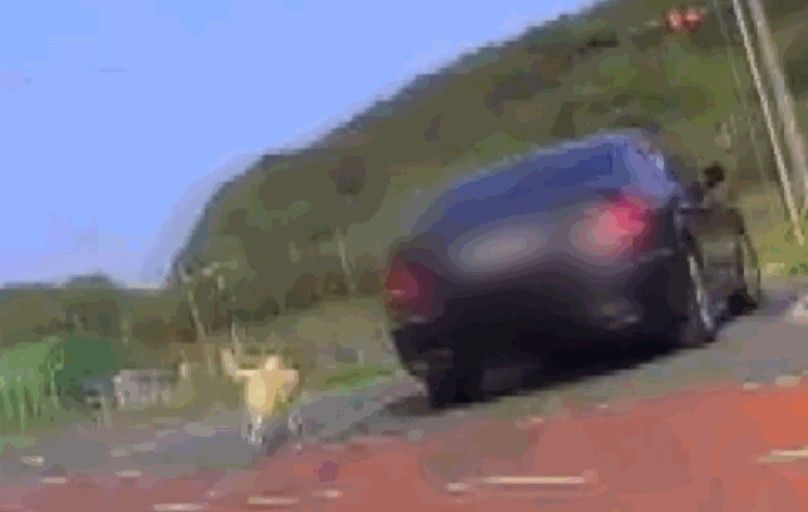 リードを車に繋がれて必死に走る犬の様子。［写真 JTBC放送画面 キャプチャー］