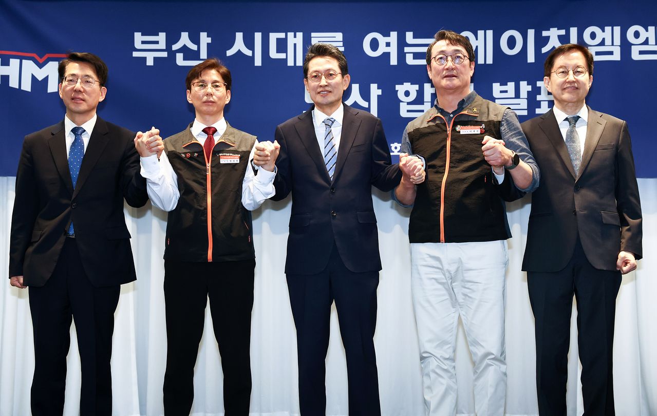 4月30日午後、ソウル永登浦区（ヨンドゥンポク）のケンシンントンホテルで開かれたHMM本社釜山移転の労使合意発表式で、出席者が記念撮影に臨んでいる。左から黄鍾右ファン・ジョンウ）海洋水産部長官、チョン・ソンチョルHMM陸上労組支部長、チェ・ウォンヒョクHMM代表取締役社長、イ・ジェジン事務金融サービス労組委員長、キム・ヒョンジュン韓国海洋振興公社本部長。ニュース1