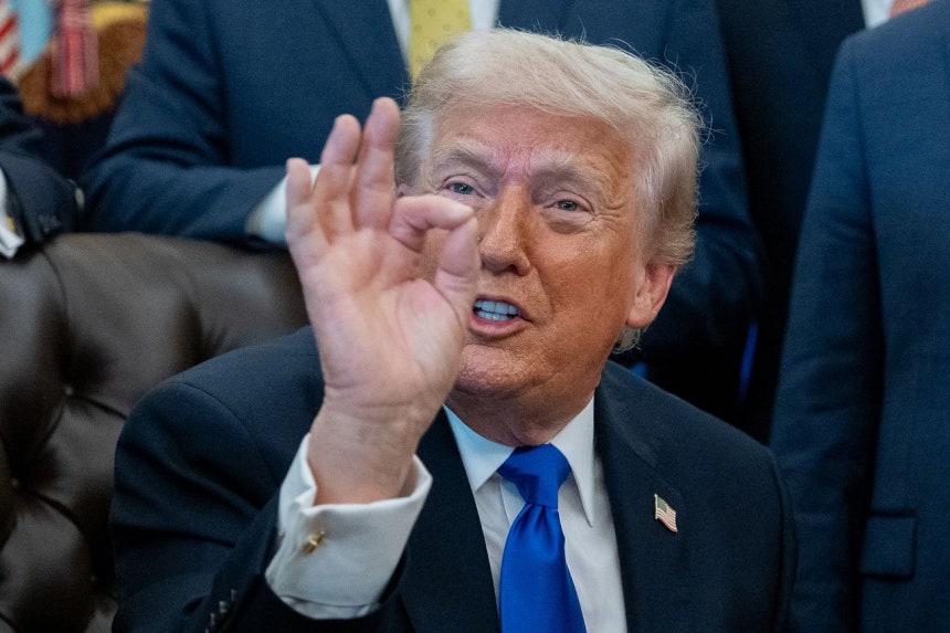 4月30日（現地時間）、米国ワシントンD．C．のホワイトハウス執務室でドナルド・トランプ米大統領が取材陣と対話している。AP＝聯合ニュース