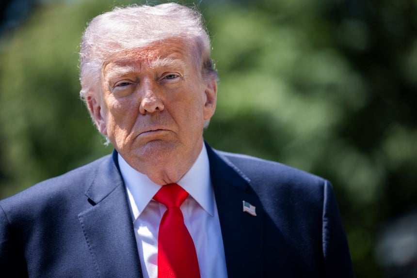 トランプ米大統領が1日（現地時間）、ワシントンのホワイトハウスからフロリダに移動する前、取材陣と対話している。［EPA＝聯合ニュース］