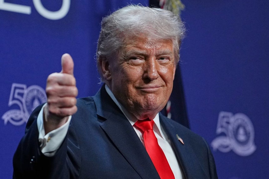 トランプ米大統領が1日にフロリダ州ウエストパームビーチで開かれた行事に参加し親指を立てている。［写真 AP＝聯合ニュース］