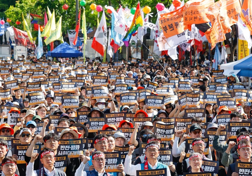 メーデーの1日、ソウルの光化門広場で開かれた「2026世界メーデー大会」で民主労総の組合員がスローガンを叫んでいる。63年ぶりに「勤労者の日」に名称が戻されたメーデーが今年から公休日に指定された。［写真 ニュース1］