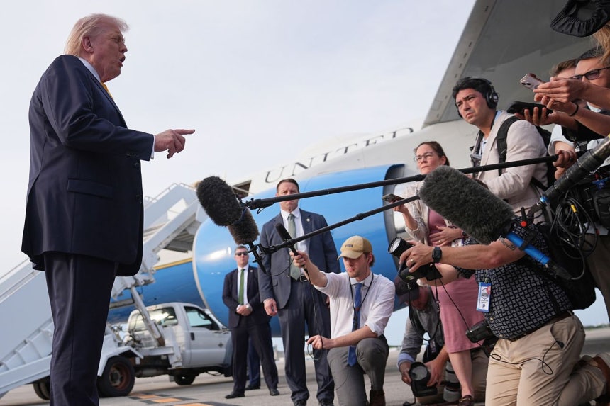 2日（現地時間）、米フロリダ州ウェストパームビーチ国際空港で、ドナルド・トランプ米大統領がマイアミ行きエアフォースワン搭乗を前に記者団の質問に答えている。［AP＝聯合ニュース］