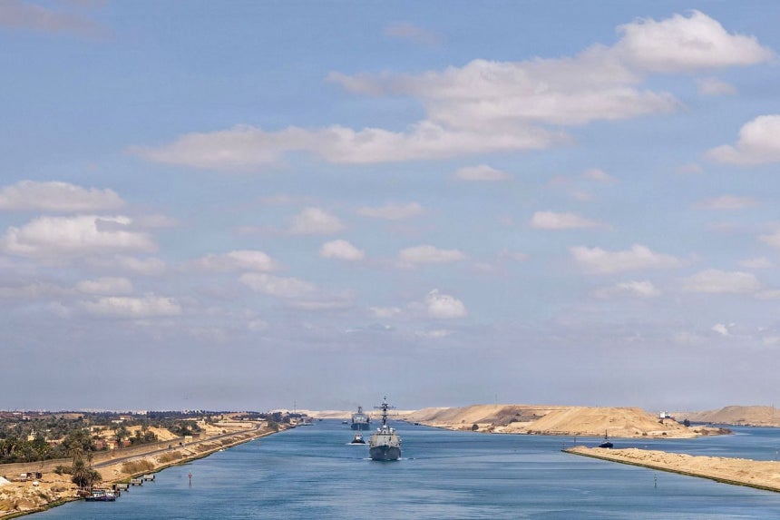 3月5日（現地時間）、紅海のスエズ運河を通過する米海軍のイージス駆逐艦「USSベインブリッジ」。イランは25日、紅海まで封鎖すると脅迫した。紅海のバブ・エル・マンデブ海峡は、全世界の海上原油貿易量の約12％を占めている。AFP＝聯合ニュース