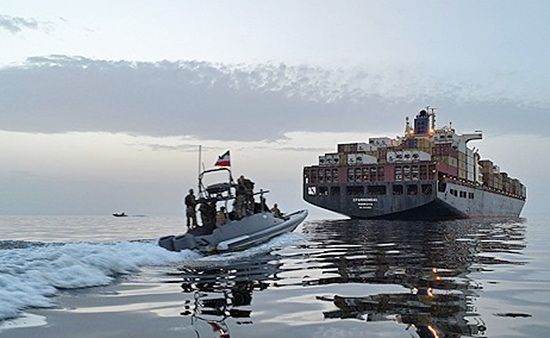 ホルムズ海峡通過船舶の拿捕に向かうイラン革命防衛隊の高速艇 ［AFP＝聯合ニュース］