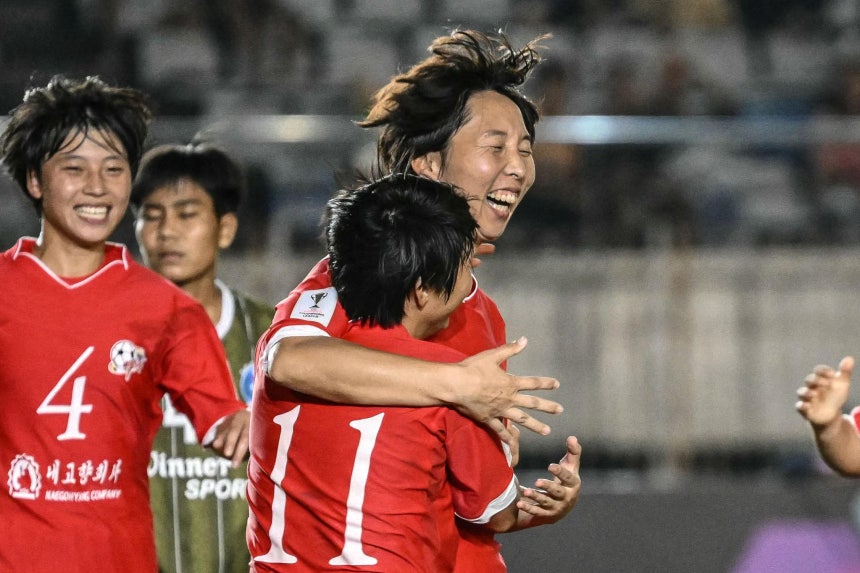 北朝鮮の女子クラブサッカー最強チーム「ネゴヒャン女子サッカー団」が、韓国「水原（スウォン）FCウィミン」を相手にAFC女子チャンピオンズリーグ準決勝を戦うために来韓する。写真は昨年11月の大会グループリーグの試合中、得点直後に歓喜するネゴヒャンの選手たち。AFP＝聯合ニュース