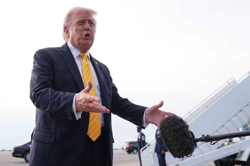 2日、米フロリダ州パームビーチ空港で取材陣と対話するトランプ米大統領 ［AP＝聯合ニュース］