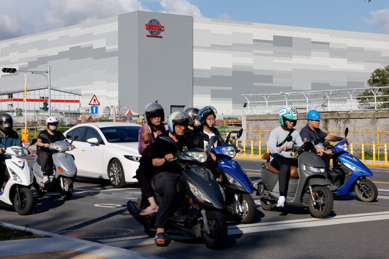 昨年6月台湾・高雄のTSMC半導体生産工場の前を通り過ぎるTSMCの労働者。［写真 ロイター＝聯合ニュース］