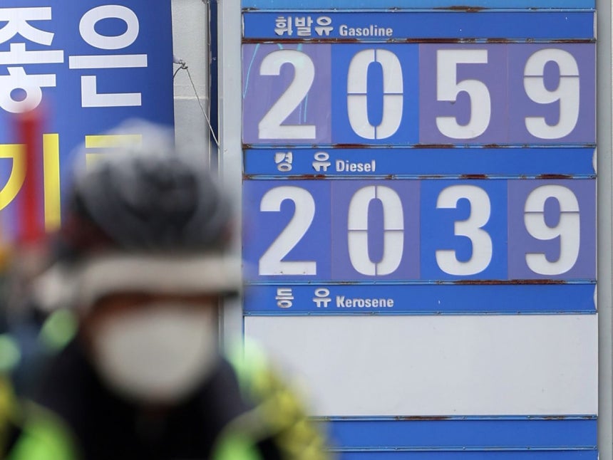 国際原油価格が高騰を続け、石油最高価格制の施行にもかかわらず、ソウルのガソリン平均価格は1リットル当たり2000ウォン（約214円）を大幅に超えた。ニュース1