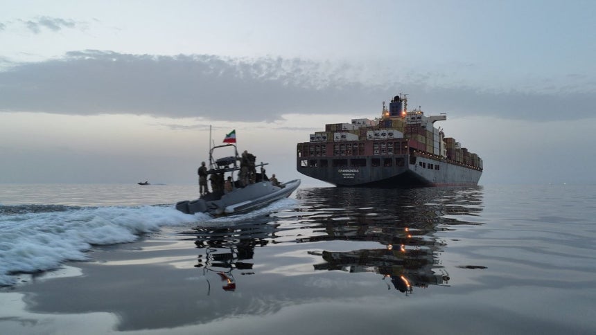 ホルムズ海峡を封鎖したイラン革命防衛隊の高速艇が、先月21日、海峡を通過する船舶に接近している。AFP＝聯合ニュース