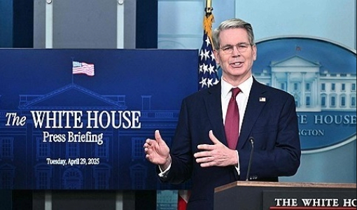 ホワイトハウスで記者会見を行うスコット・ベッセント米国財務長官。AFP＝聯合ニュース