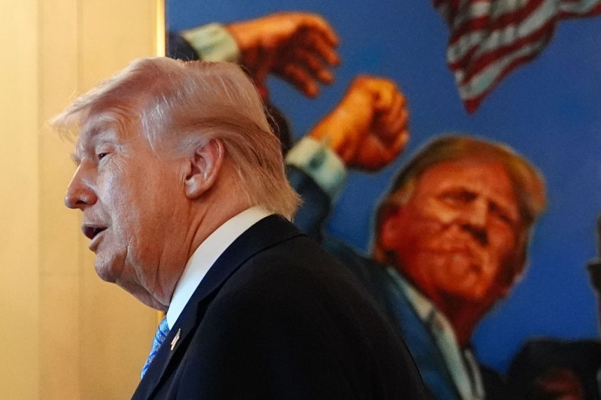 トランプ大統領が4日（現地時間）、ホワイトハウスでの中小企業関係者との懇談会に出席るため入場している。後方には銃撃を受けた後に「戦おう」と叫んだ当時の写真が見える。［AP＝聯合ニュース］