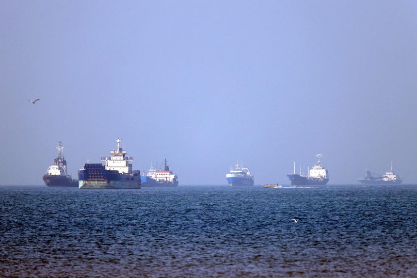 イラン南部のバンダルアバス近くのホルムズ海峡に停泊中の船舶。AFP＝聯合ニュース