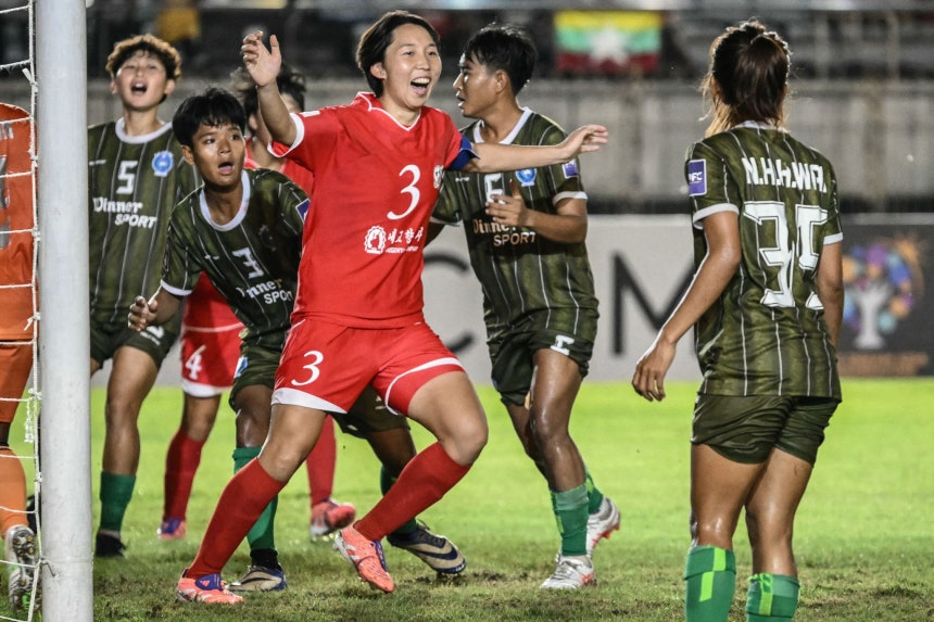 北朝鮮のネゴヒャン女子サッカー団のFWリ・グムヒャン（赤いユニフォーム3番）が、ミャンマーのISPEとのアジア女子チャンピオンズリーグ・グループリーグの試合でゴールを決めた後、歓呼している。AFP＝聯合ニュース