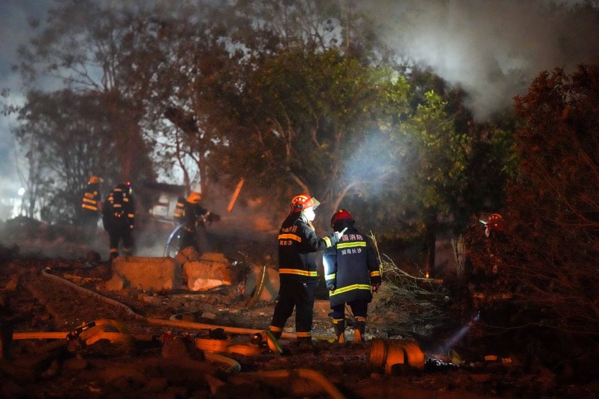 4日、中国湖南省瀏陽市の花火工場で発生した爆発事故現場で、救助隊員たちが救助作業を行っている。爆発はこの日午後4時43分ごろ、湖南省長沙市傘下の県級市である瀏陽に位置する該当の工場で発生した。事故発生直後、現地の救急および消防救助隊が現場に出動して救助作業に着手し、現在も救助作業が続いている。新華通信＝聯合ニュース