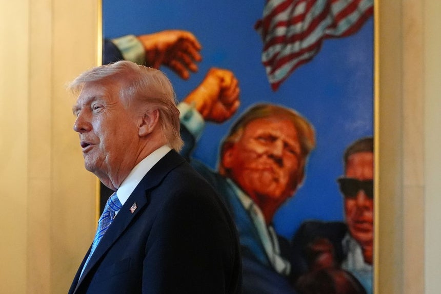 トランプ米大統領が4日にホワイトハウスで開かれた中小企業経営者招請行事で参加者らと対話している。トランプ大統領は同日韓国を名指ししホルムズ海峡船舶解放作戦「プロジェクト・フリーダム」に合流することを要求した。［写真 AP＝聯合ニュース］