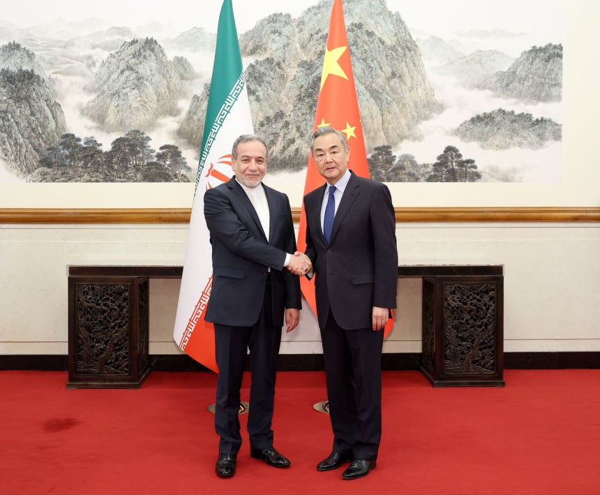 2025年4月23日、王毅・中国共産党中央政治局委員兼外相（右）が北京でイランのアッバス・アラグチ外相と会談している。EPA＝聯合ニュース