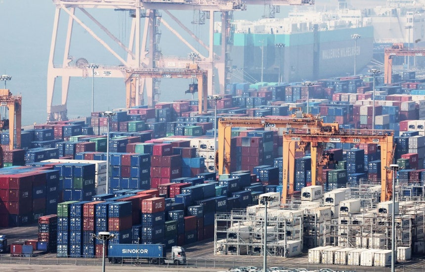 米通商代表部（USTR）のグリア代表は3月11日、韓国を含む16の経済主体を相手に追加関税に向けた事前手続きである貿易法301条調査を開始したと発表した。写真は京畿道の平沢港にコンテナが積み上げられている様子。［写真 聯合ニュース］