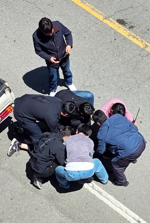  女子高生を刃物で刺して殺害した疑いのある男が逮捕される瞬間。聯合ニュース
