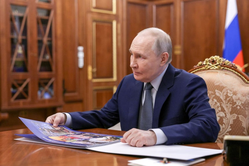 4日（現地時間）、モスクワのクレムリン（ロシア大統領府）で業務をこなしているロシアのウラジーミル・プーチン大統領の様子。ロイター＝聯合ニュース