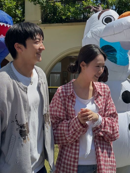   熱愛公表後、初めてデート姿が確認されたバタとチ・イェウン。［SNS キャプチャー］