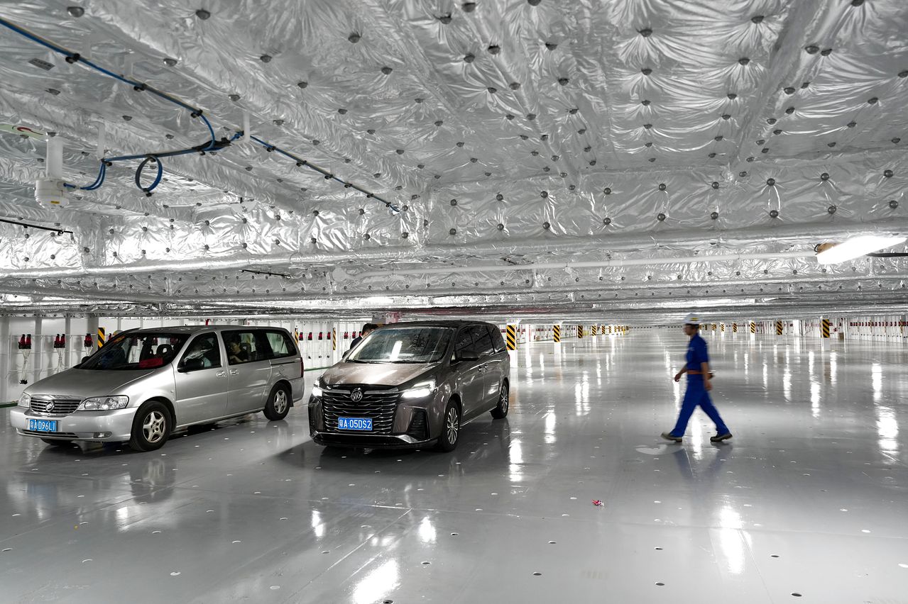   「グロービスリーダー号」の車両積載デッキ。［写真 新華社通信＝聯合ニュース］
