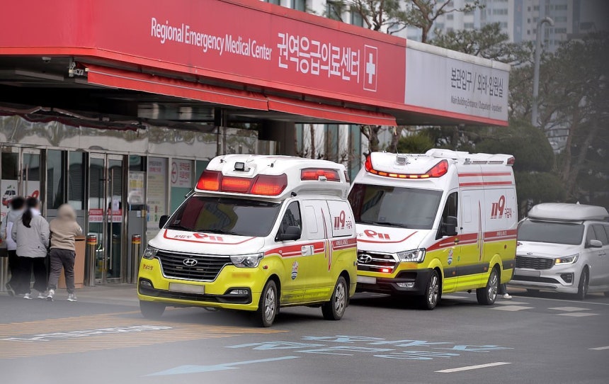 2月に大田の大学病院圏域救急医療センター前に患者を移送した救急車が待機している。キム・ソンテ客員記者