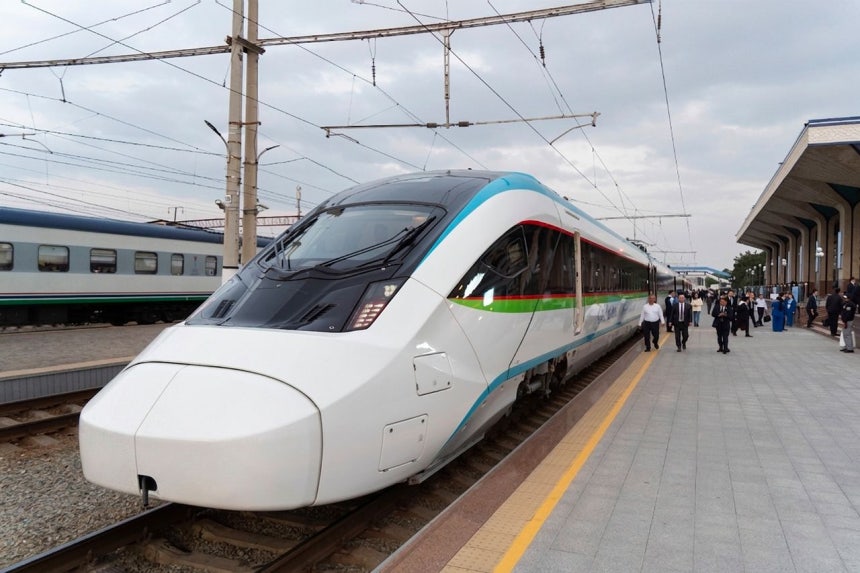 現代ロテムが5日（現地時間）にウズベキスタンで新規高速鉄道車両の営業運転を開始したと6日、発表した。韓国産の高速鉄道車両が海外で商業運転を開始したのは今回が初めて。写真は現代ロテムが製作した車両。 ［写真 現代ロテム］