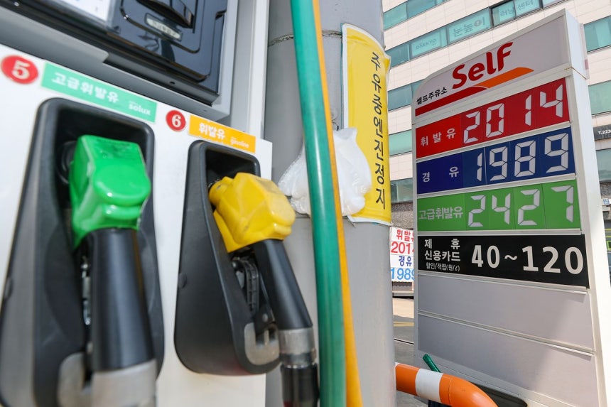 6日、ソウル市内のガソリンスタンドに表示された原油価格情報。［写真 聯合ニュース］