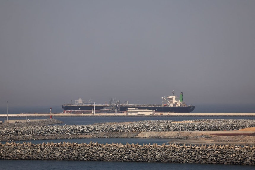 米国・イスラエルとイラン間の衝突の影響でホルムズ海峡の海上交通が制限される中、6日（現地時間）、アラブ首長国連邦のフジャイラ港に貨物船が停泊している。ロイター＝聯合ニュース