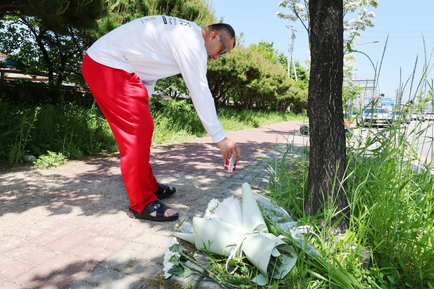 6日午後、光州（クァンジュ）広域市光山区月桂洞（クァンサング・ウォルゲドン）のある歩道で、市民が飲み物を供えている。ここでは5日午前、殺人容疑などで逮捕されたチャン容疑者（24）の刃物により、女子高校生が死亡し、男子高校生が負傷した。［聯合ニュース］
