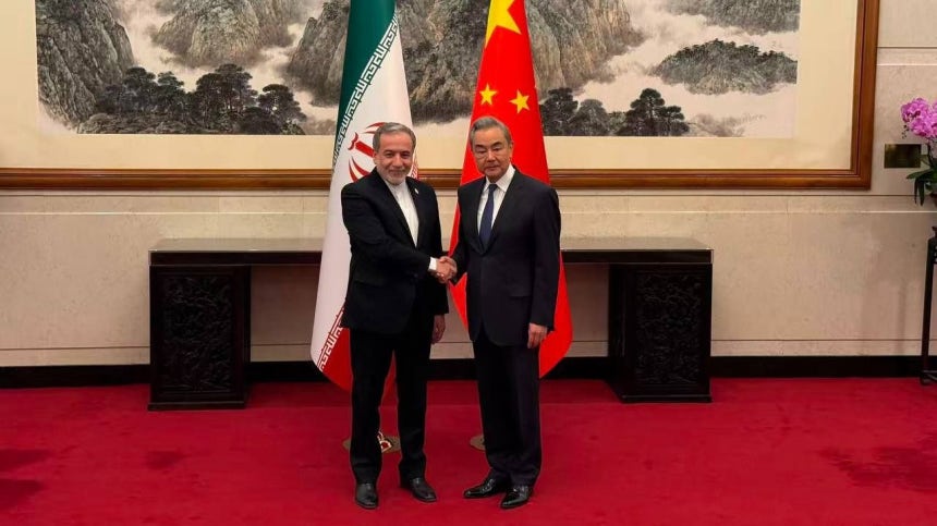 6日、北京の釣魚台国賓館で中国の王毅外相とイランのアッバス・アラグチ外相が会談に先立ち握手している。米国とイランの戦争勃発後、アラグチ外相の中国訪問は今回が初めてだ。［写真 テレグラムキャプチャー］