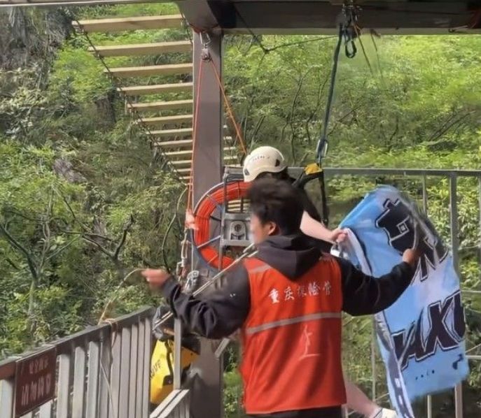  転落事故が発生した崖ブランコの現場。［抖音（ドウイン） キャプチャー］
