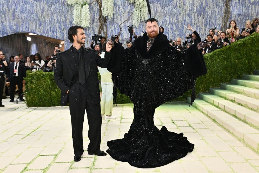 メットガラに出席した歌手サム・スミス（右）とクリスチャン・コーワン（左）。AP＝聯合ニュース