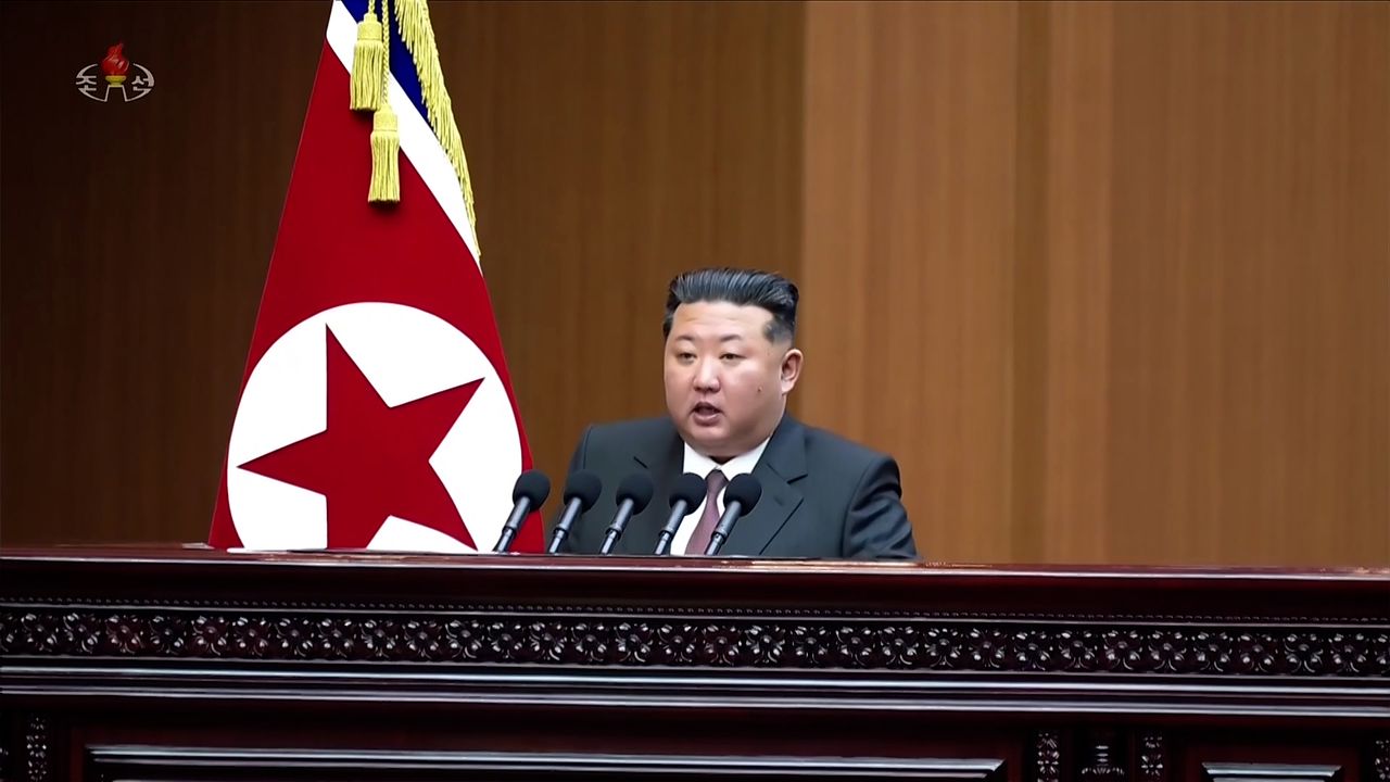 北朝鮮の金正恩（キム・ジョンウン）国務委員長が3月23日、最高人民会議第15期第1回会議で施政演説を行っている様子。［写真 朝鮮中央テレビキャプチャー、聯合ニュース］