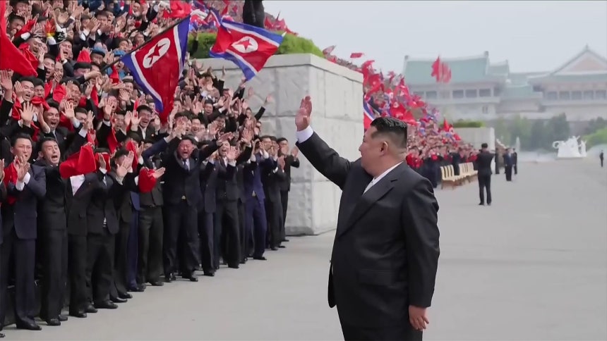 北朝鮮の金正恩国務委員長が2日、労働党の外郭青年団体、社会主義愛国青年同盟（青年同盟）第11回大会の参加者らと会い、記念写真を撮影したと、朝鮮中央テレビが3日報じた。 ［朝鮮中央テレビ＝聯合ニュース］