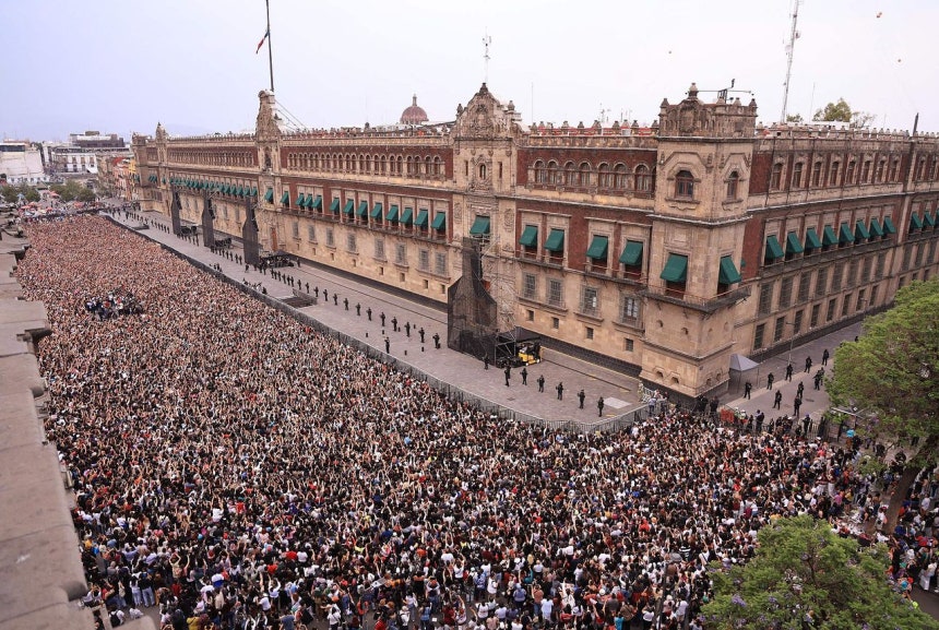 6日（現地時間）、メキシコ・メキシコシティの大統領宮殿前に集まったBTS（防弾少年団）のファンたち。［AFP＝聯合ニュース］