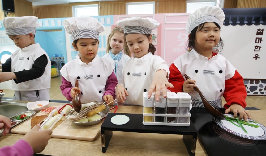 3月、釜山幼児遊び体験センターで幼稚園児が釜山を代表する食材を使った料理体験をしている。写真は記事と無関係。［ニュース1］