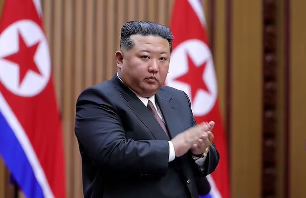 北朝鮮は3月22日、金正恩（キム・ジョンウン）国務委員長が出席した中、平壌で最高人民会議第15期第1回会議を開き、金正恩氏を国務委員長に再推戴したと、朝鮮中央テレビが23日に報じた。 ［朝鮮中央テレビ＝聯合ニュース］