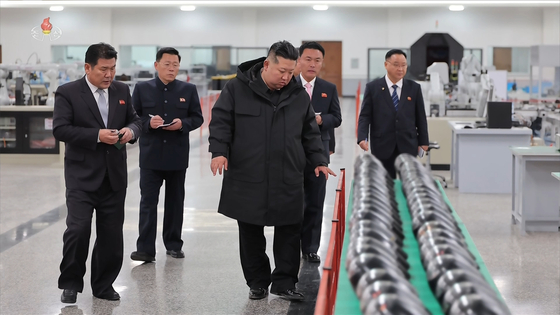 北朝鮮の金正恩国務委員長3日、重要軍需工場を訪問して戦術誘導武器の生産実態を把握し、多目的精密誘導武器について評価したと、朝鮮中央テレビが4日報じた。［朝鮮中央テレビ画面＝聯合ニュース］