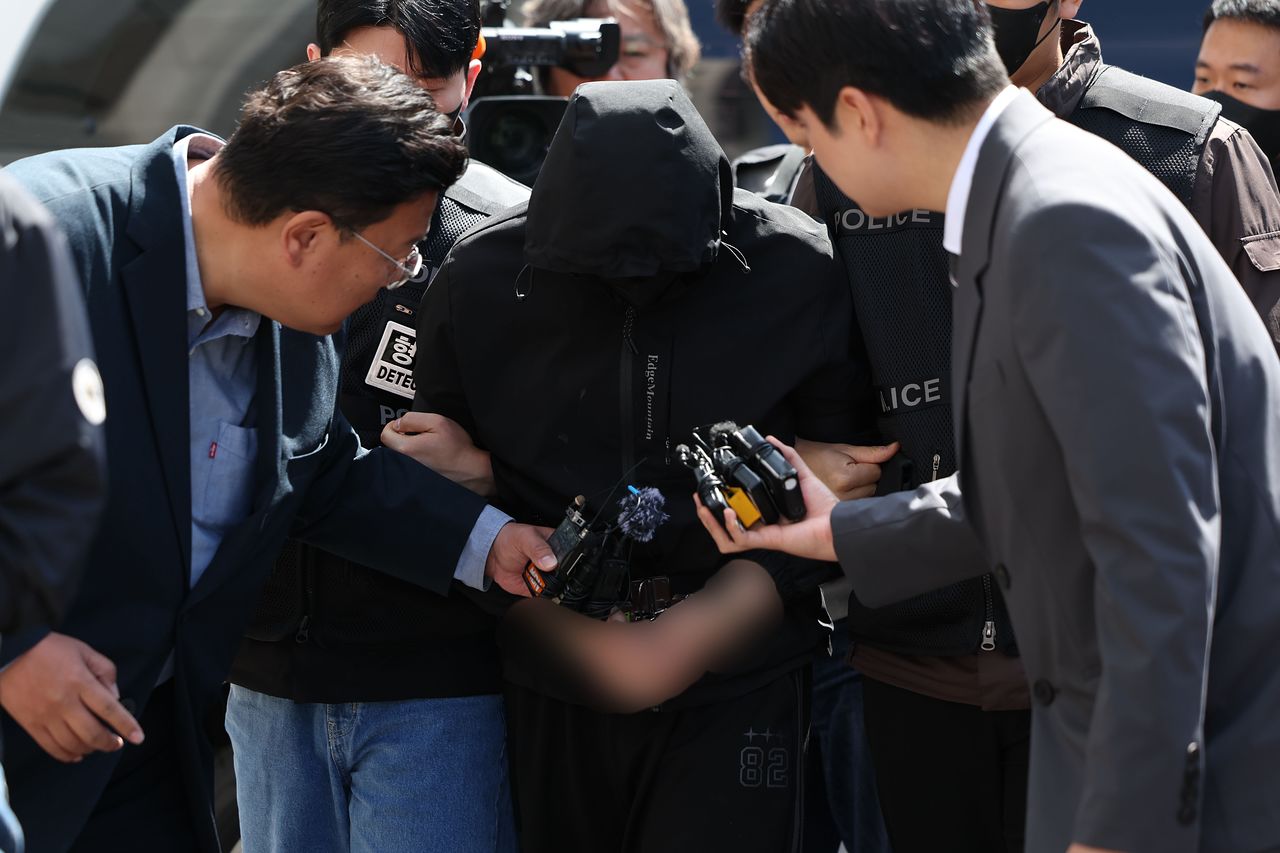 光州（クァンジュ）市内で面識のない女子高校生を殺害したチャン容疑者（24）が7日、拘束前被疑者尋問（令状実質審査）を受けるため、光州地裁に入っている。［ニュース1］