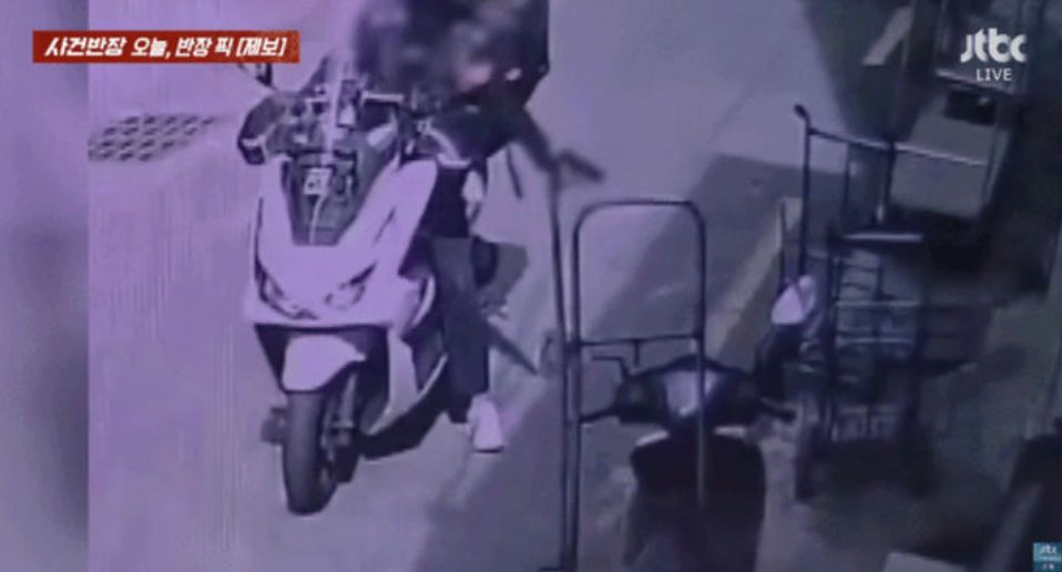 バイクに乗ったまま野良猫に向けてBB弾銃を撃つ男。［JTBC『事件班長』 キャプチャー］